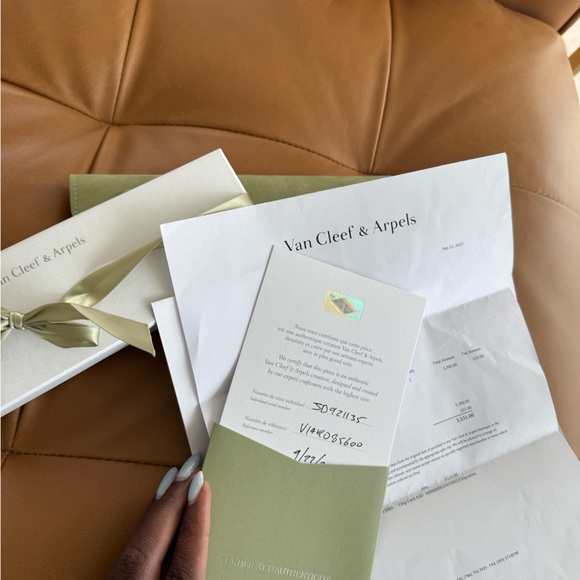 VAN CLEEF SWEET ALHAMBRA DIAMOND WHITE GOLD BRACELET - Picture 2 of 9